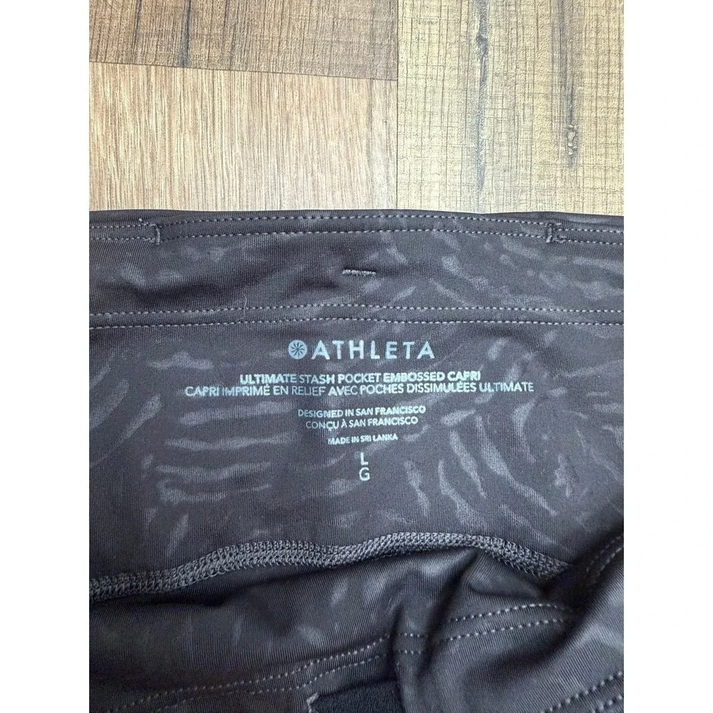 Athleta Ultimate Stash Pocket Embossed‎ Capri Leggings Black Zebra Print L